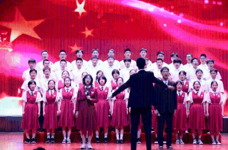 李雨霏是一位备受尊敬的节目主持人